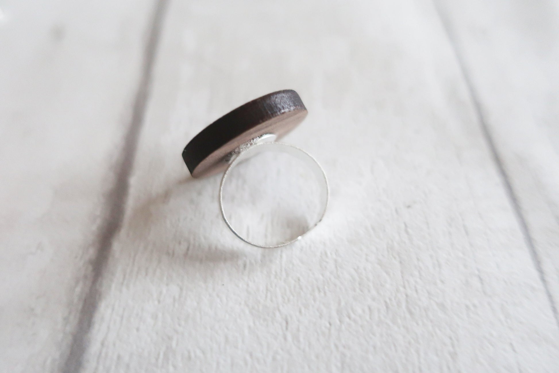 ring back on a white textured surface