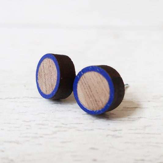Round earrings with blue rim on a white background
